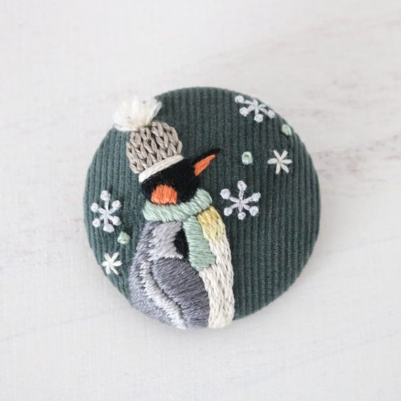 雪降るペンギンの冬支度　手刺繍ブローチ［受注制作］ 1枚目の画像