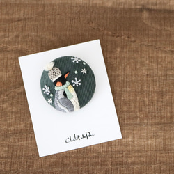 雪降るペンギンの冬支度　手刺繍ブローチ［受注制作］ 6枚目の画像