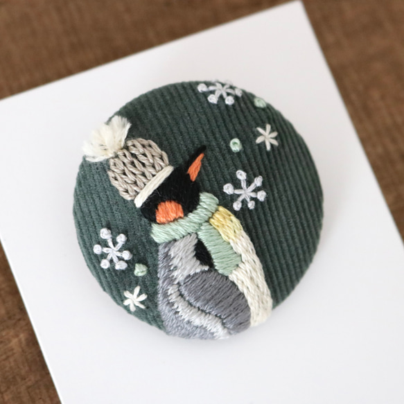 雪降るペンギンの冬支度　手刺繍ブローチ［受注制作］ 4枚目の画像