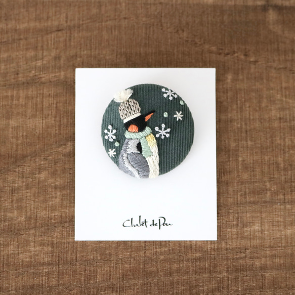雪降るペンギンの冬支度　手刺繍ブローチ［受注制作］ 3枚目の画像