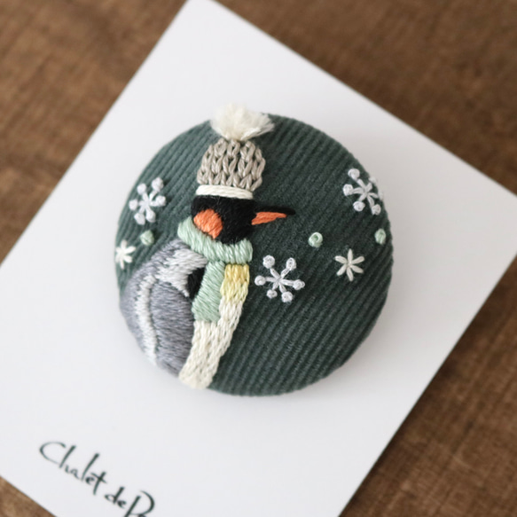 雪降るペンギンの冬支度　手刺繍ブローチ［受注制作］ 5枚目の画像