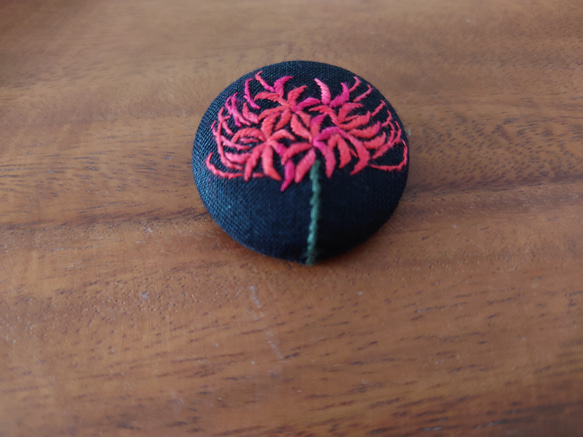 刺繍ブローチ『ヒガンバナ』くるみボタン 4枚目の画像