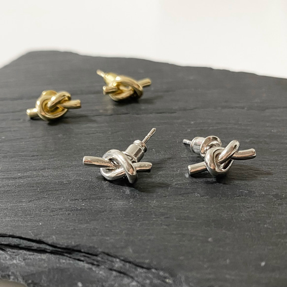 アレルギー対応〟ニッケルフリー 結び目ピアス ノットピアス シルバー