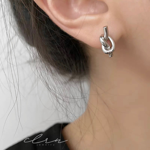 アレルギー対応〟ニッケルフリー 結び目ピアス ノットピアス シルバー