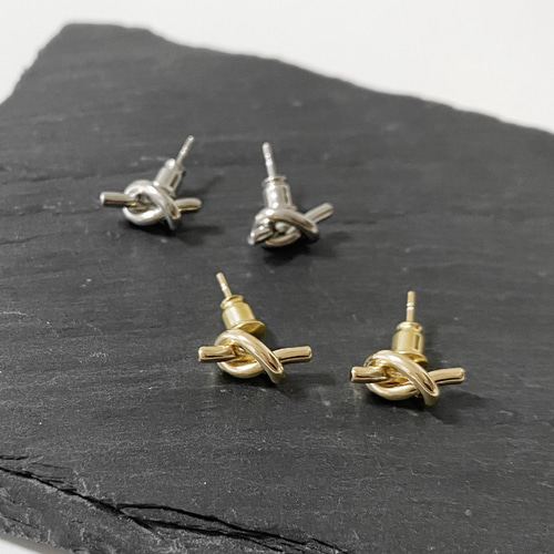 アレルギー対応〟ニッケルフリー 結び目ピアス ノットピアス シルバー