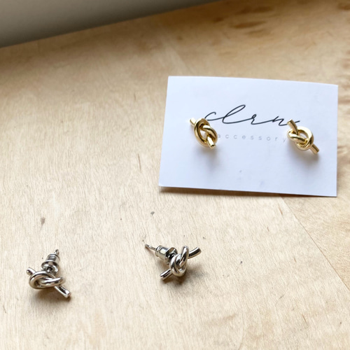 アレルギー対応〟ニッケルフリー 結び目ピアス ノットピアス シルバー