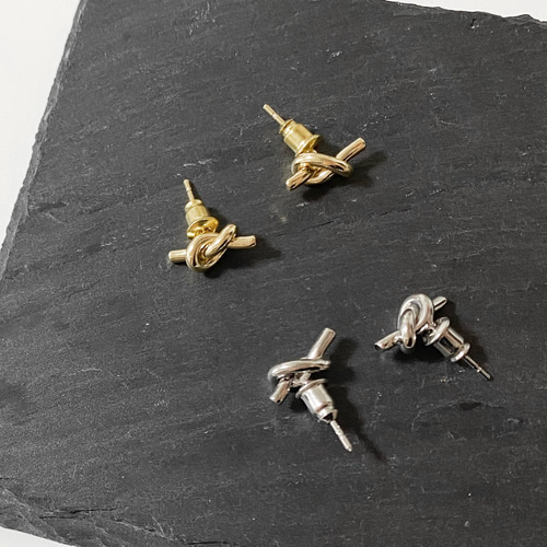 アレルギー対応〟ニッケルフリー 結び目ピアス ノットピアス シルバー