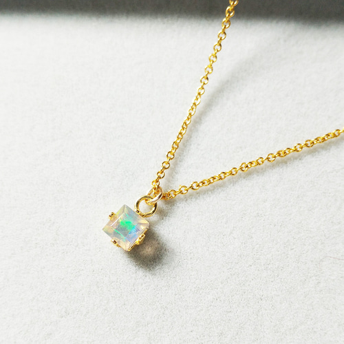 虹色オパールのマクラメネックレス 虹色オパールのマクラメネックレス