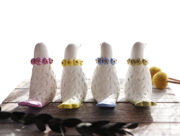 陶置物 幸せ運ぶ白い鳥 アンティーク風仕上げ お花の首輪 ／パステル 【受注制作】 10枚目の画像