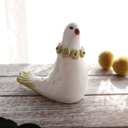 陶置物 幸せ運ぶ白い鳥 アンティーク風仕上げ お花の首輪 ／パステル 【受注制作】 3枚目の画像