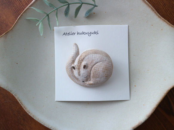陶器で作った リスのブローチ 1枚目の画像