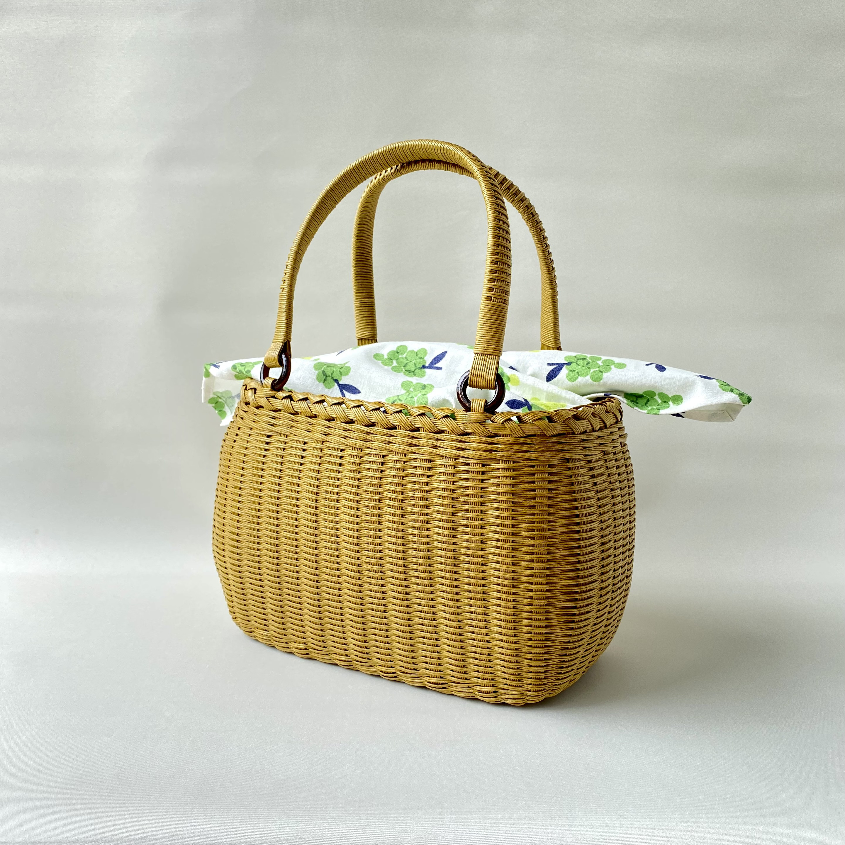 ウッドリングかごバッグ（オーカー）　シャインマスカット柄三角布付