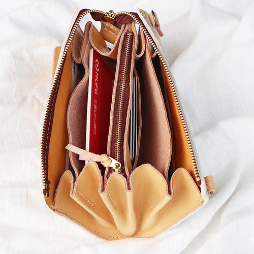 白いハラコの本革にシルバーのプリントが個性的な長財布/LV 白いハラコの本革にシルバーのプリントが個性的な長財布/LV
