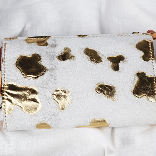 白いハラコの本革にシルバーのプリントが個性的な長財布/LV