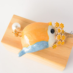 『黄色い花を付けている可愛いbluebirdのブローチ』 5枚目の画像