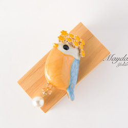 『黄色い花を付けている可愛いbluebirdのブローチ』 4枚目の画像