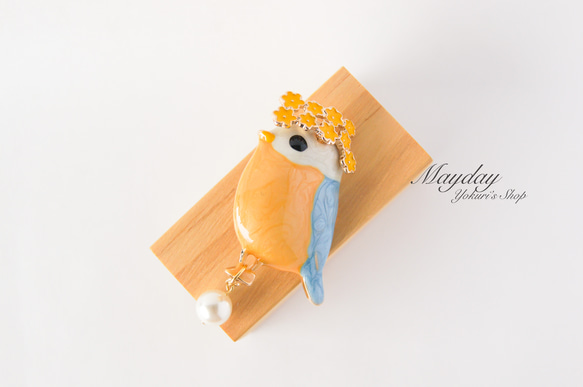 『黄色い花を付けている可愛いbluebirdのブローチ』 4枚目の画像