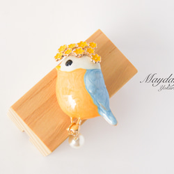 『黄色い花を付けている可愛いbluebirdのブローチ』 3枚目の画像