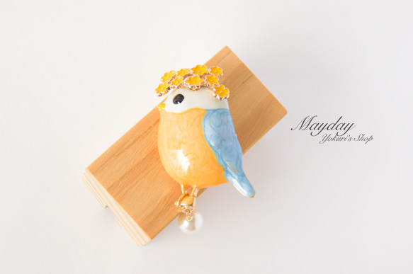『黄色い花を付けている可愛いbluebirdのブローチ』 3枚目の画像