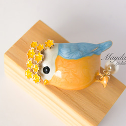 『黄色い花を付けている可愛いbluebirdのブローチ』 6枚目の画像