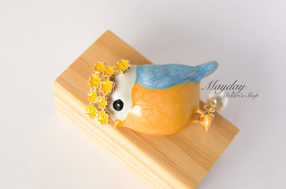 『黄色い花を付けている可愛いbluebirdのブローチ』 6枚目の画像