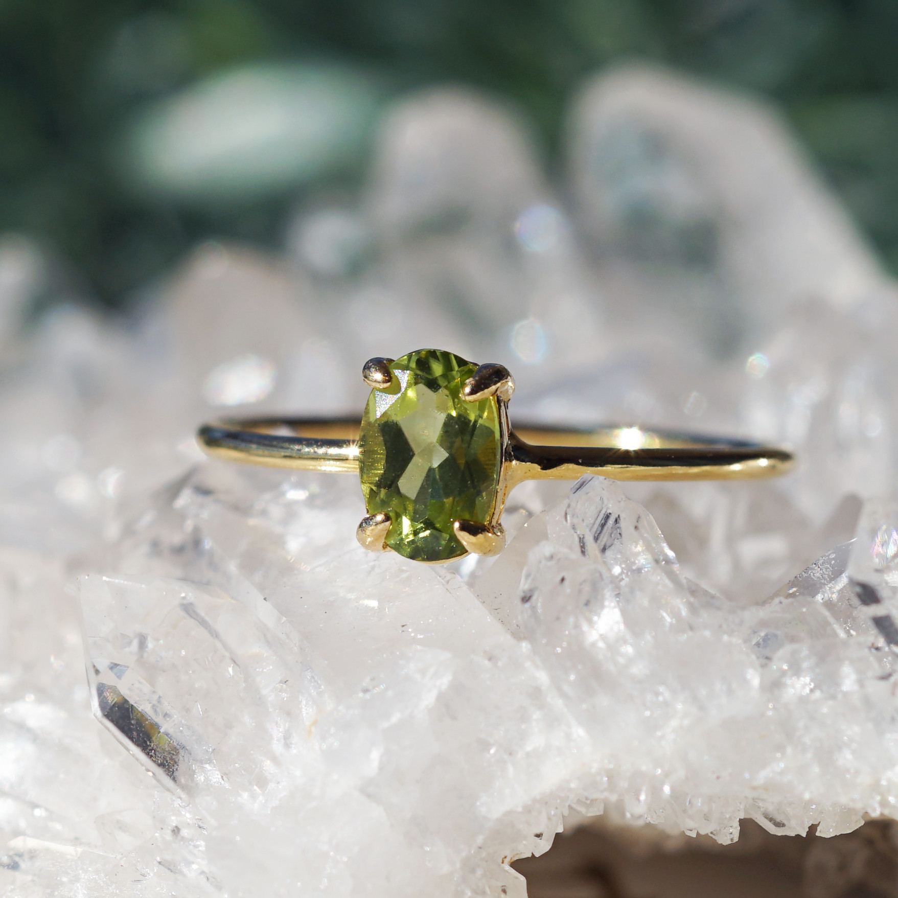 ペリドット6mmのオーバルファセット爪留めリング・縦横可　～太陽の石