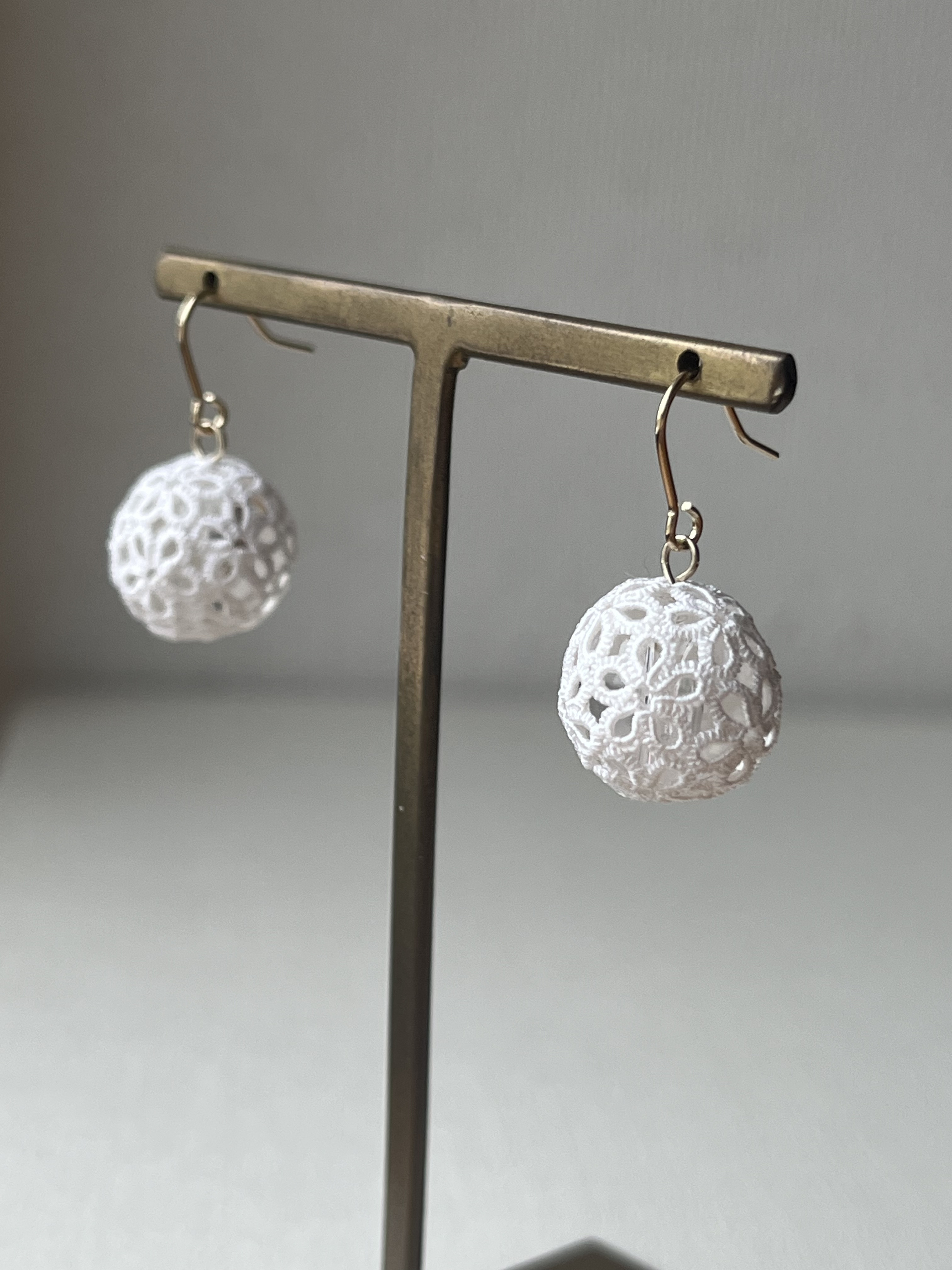 タティングレース【花まり】白/ピアス／ノンホールピアス／イヤリング