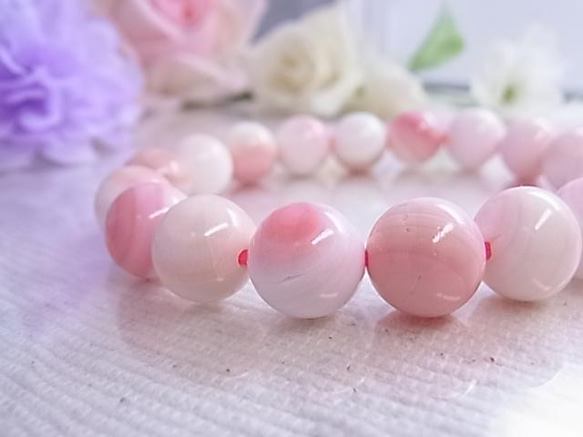 【大粒】苺ミルクのような希少石♡クィーンコンクシェル10㎜♡幸せ女子のお守り♡ホワイト&ピンク 天然石ブレスレットE8♡ 2枚目の画像