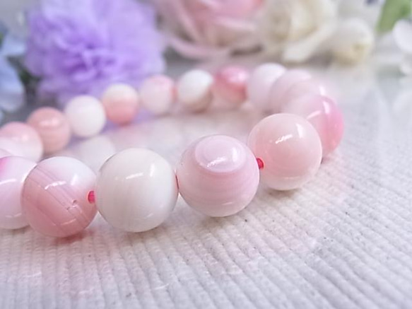 【大粒】苺ミルクのような希少石♡クィーンコンクシェル10㎜♡幸せ女子のお守り♡ホワイト&ピンク 天然石ブレスレットE8♡ 17枚目の画像