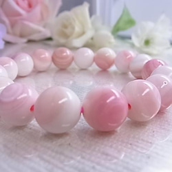 【大粒】苺ミルクのような希少石♡クィーンコンクシェル10㎜♡幸せ女子のお守り♡ホワイト&ピンク 天然石ブレスレットE8♡ 11枚目の画像