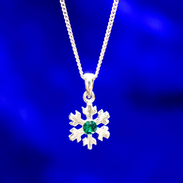 【プレゼントにも】雪の結晶ネックレス　エメラルドカラー　金具の色が選べます 1枚目の画像