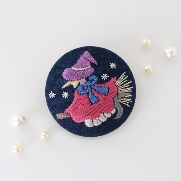 ハロウィン♪夜空と魔女　手刺繍ブローチ 1枚目の画像