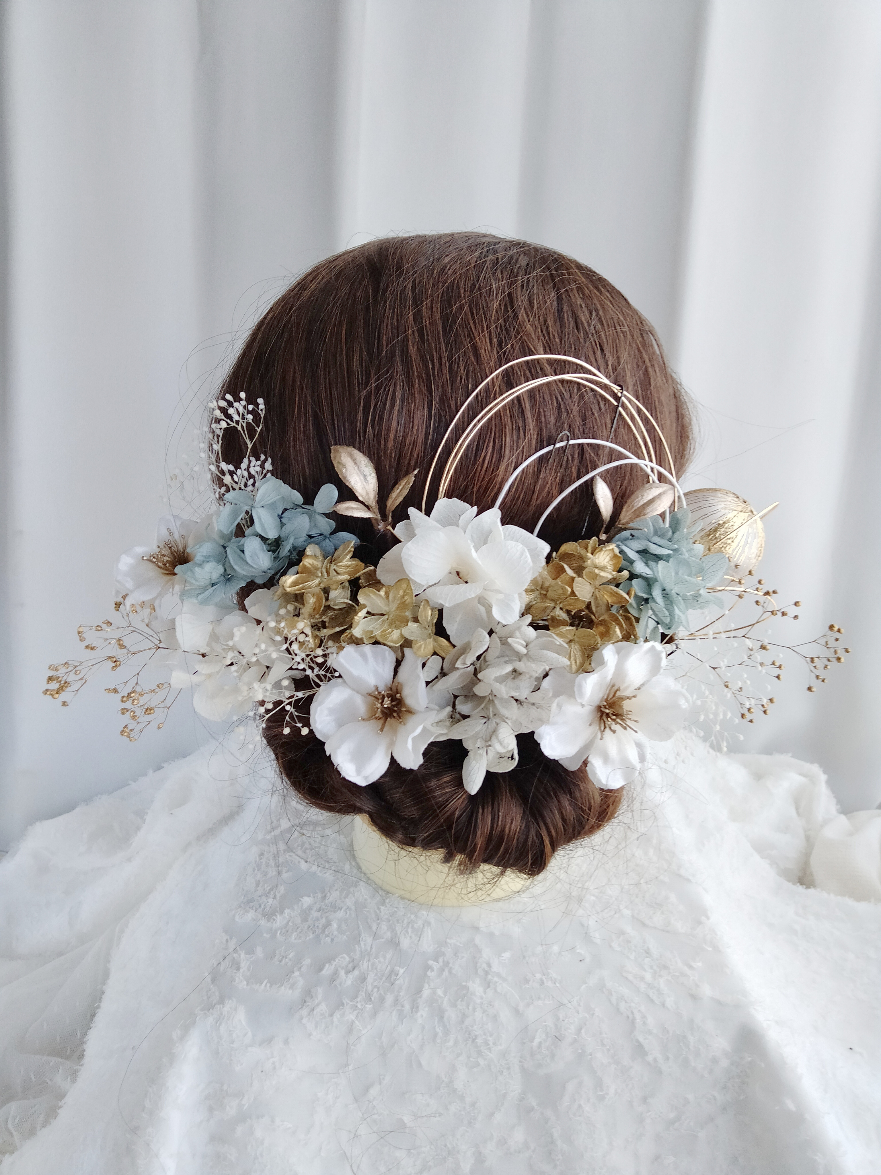 リンゴの花×白金くすみブルーの紫陽花の成人式髪かざり　青　水引き　水引アレンジ　水引きアレンジ　髪飾り　鞠玉　和玉