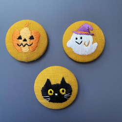 ハロウィンのおばけ・黒猫・ジャックオランタンの手刺繍くるみボタンヘアゴム 2枚目の画像