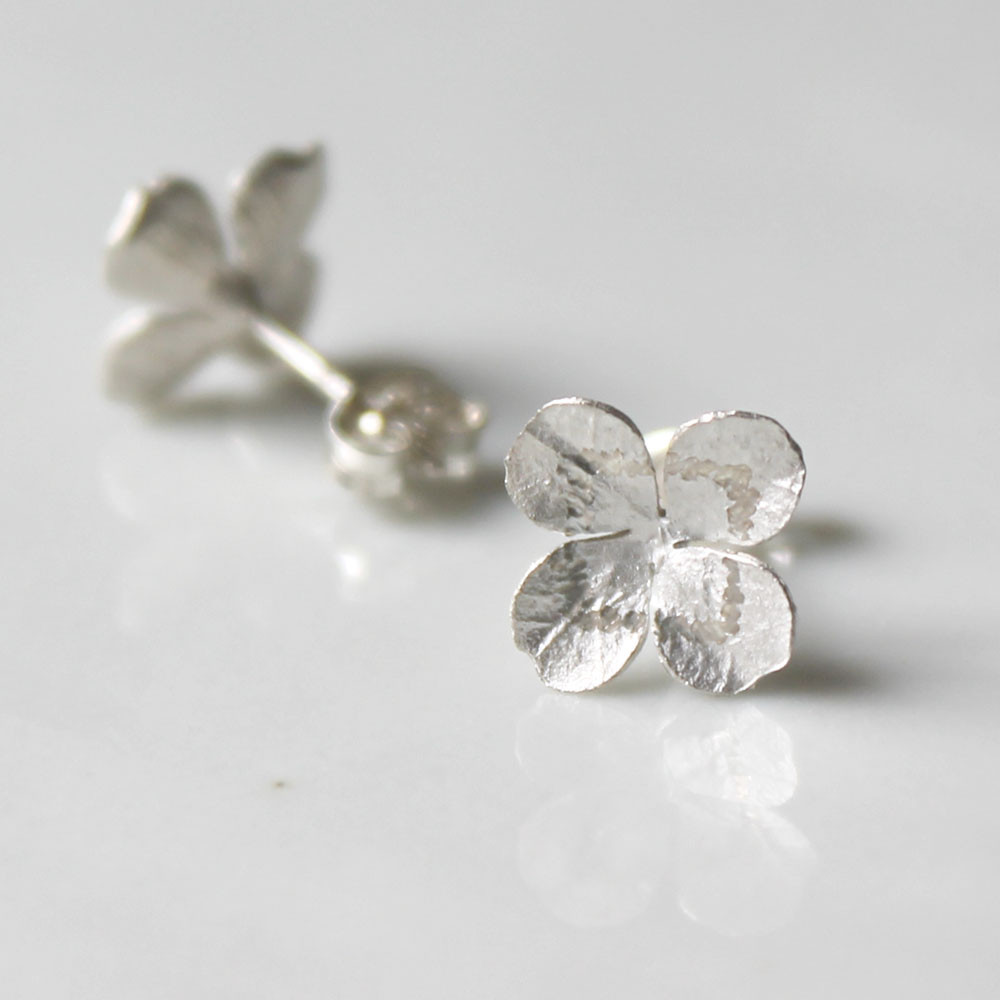 クローバーのスタッドピアス
