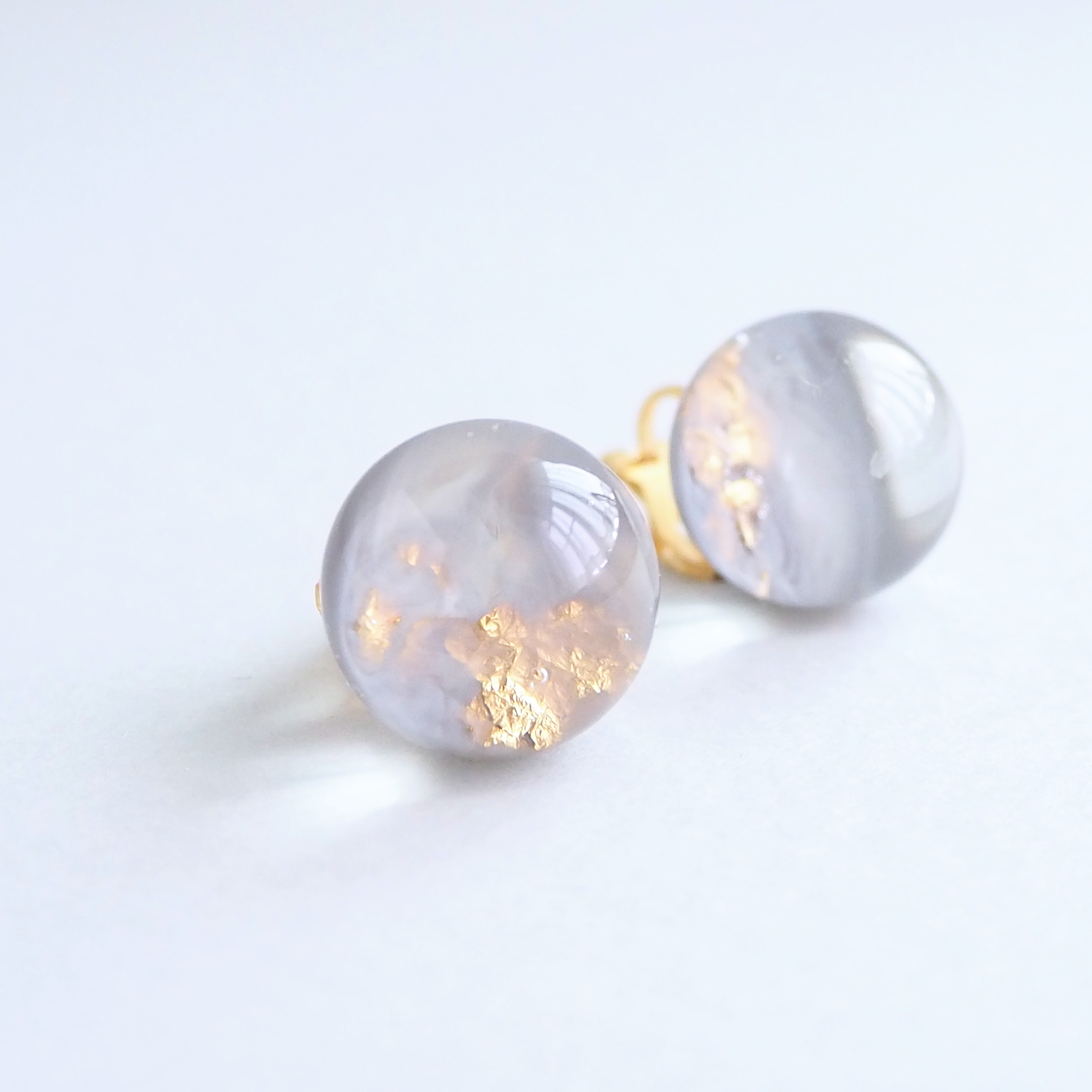 [ふんわりグレー] イヤリング/ピアス 大きめ16㎜ 痛くない 軽い グレー×ゴールド レジン 透明感 アレルギー対応