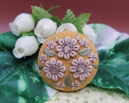 手刺繍ブローチ・ヘアゴム 《ラテ色の花》×マスタード こっくり