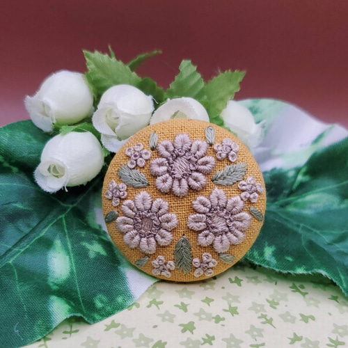 手刺繍ブローチ・ヘアゴム 《ラテ色の花》×マスタード こっくりカラー