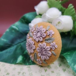 【Creema限定】手刺繍ブローチ・ヘアゴム《ラテ色の花》×マスタード  くるみボタン 2枚目の画像