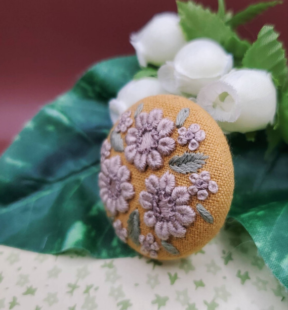 【Creema限定】手刺繍ブローチ・ヘアゴム《ラテ色の花》×マスタード  くるみボタン 2枚目の画像