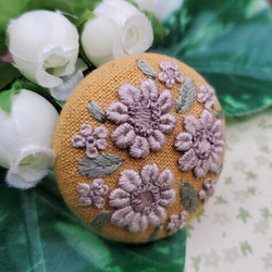 【Creema限定】手刺繍ブローチ・ヘアゴム《ラテ色の花》×マスタード  くるみボタン 4枚目の画像