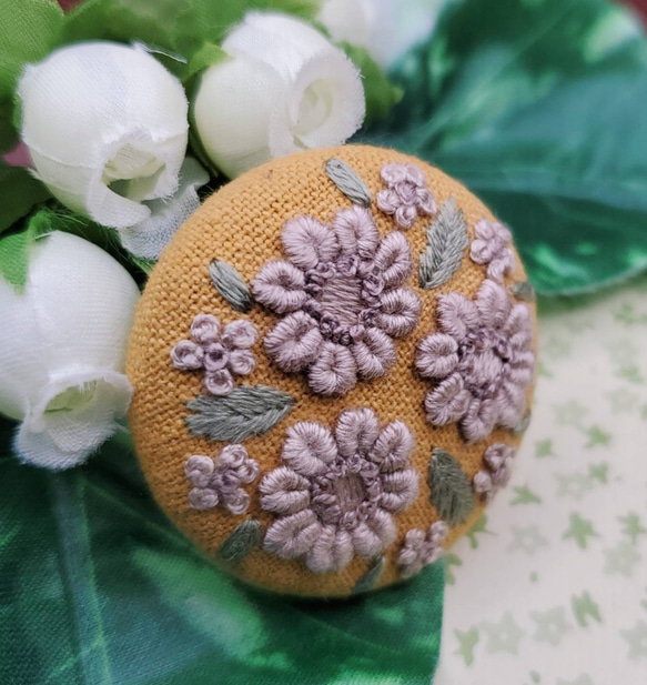 【Creema限定】手刺繍ブローチ・ヘアゴム《ラテ色の花》×マスタード  くるみボタン 4枚目の画像