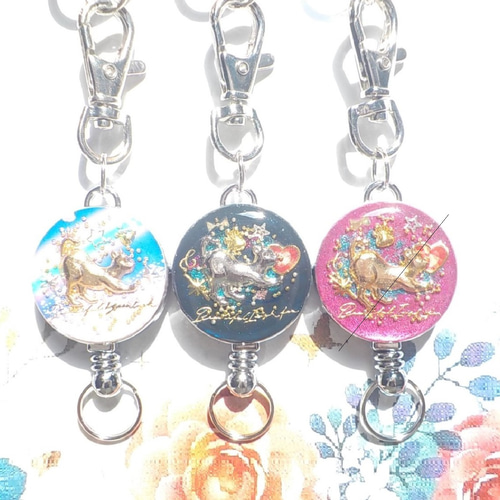 カヤページです。レジン ペンダント キーホルダー 猫 再販】レジンアクセサリー 踊る猫 CAT リールキーホルダー