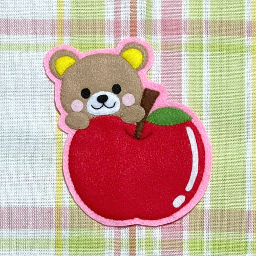くまとリンゴ　フェルト名札　ワッペン くまさんとリンゴのフェルト 名札・ワッペン ワッペン・アップリケ