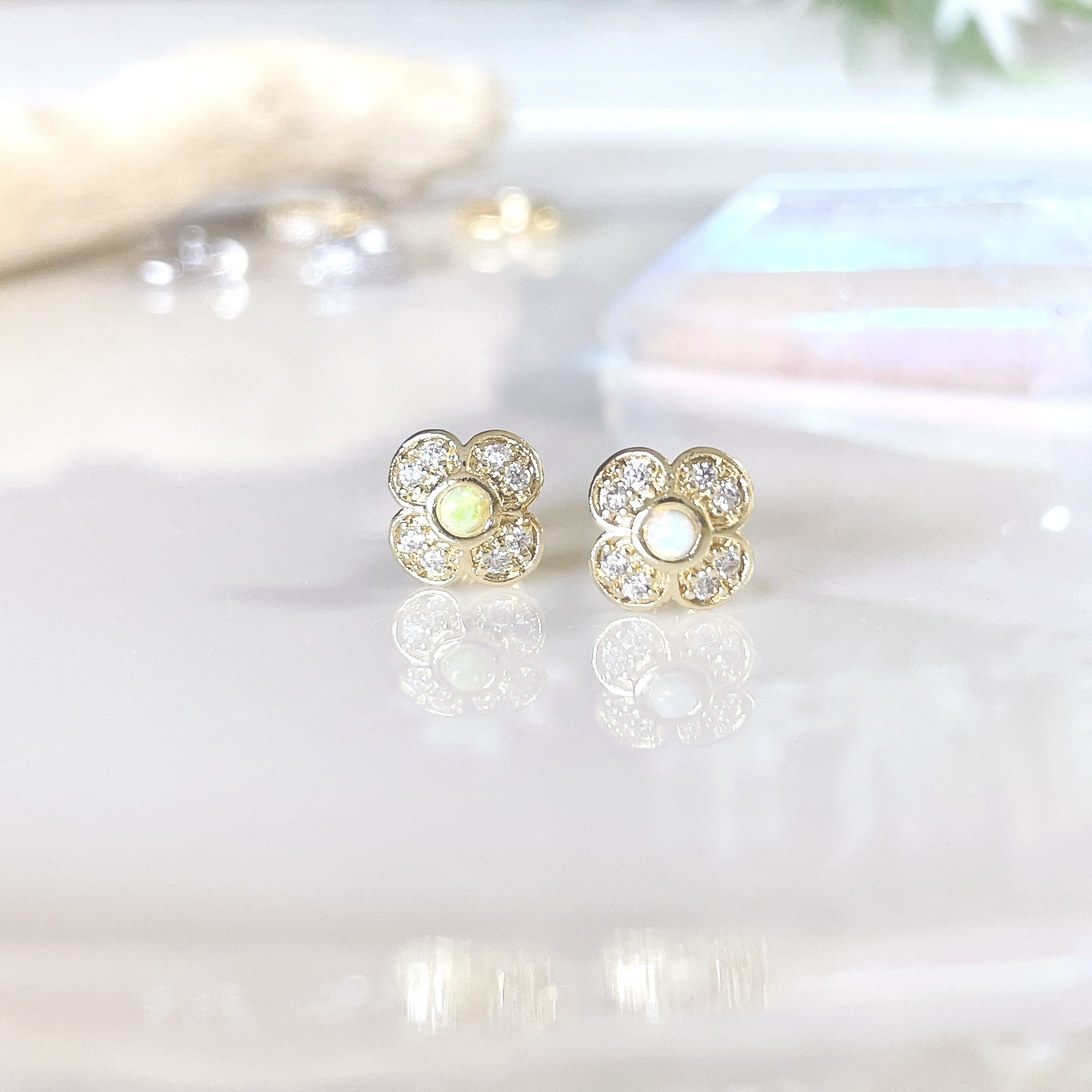 k18 ホワイト四つ葉のクローバーピアス　お花ピアス　フラワーピアス K18四つ葉のクローバーピアス | アトリエ春オンラインショップ