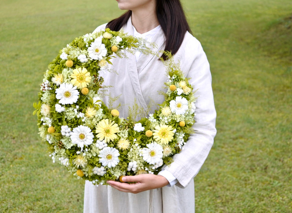 ガーベラとフレッシュグリーンの三日月リース50㎝グランデサイズ