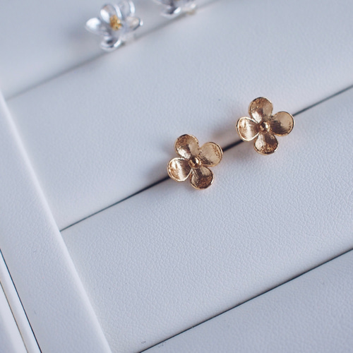 送料無料【24KGP（SV925）】花フラワー スタッドピアス ゴールド