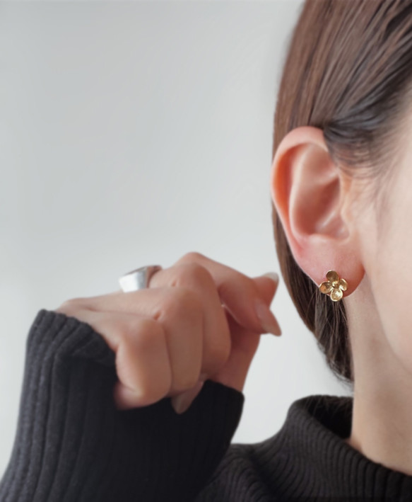 送料無料【24KGP（SV925）】花フラワー スタッドピアス  ゴールド　シンプル　silver925 2枚目の画像