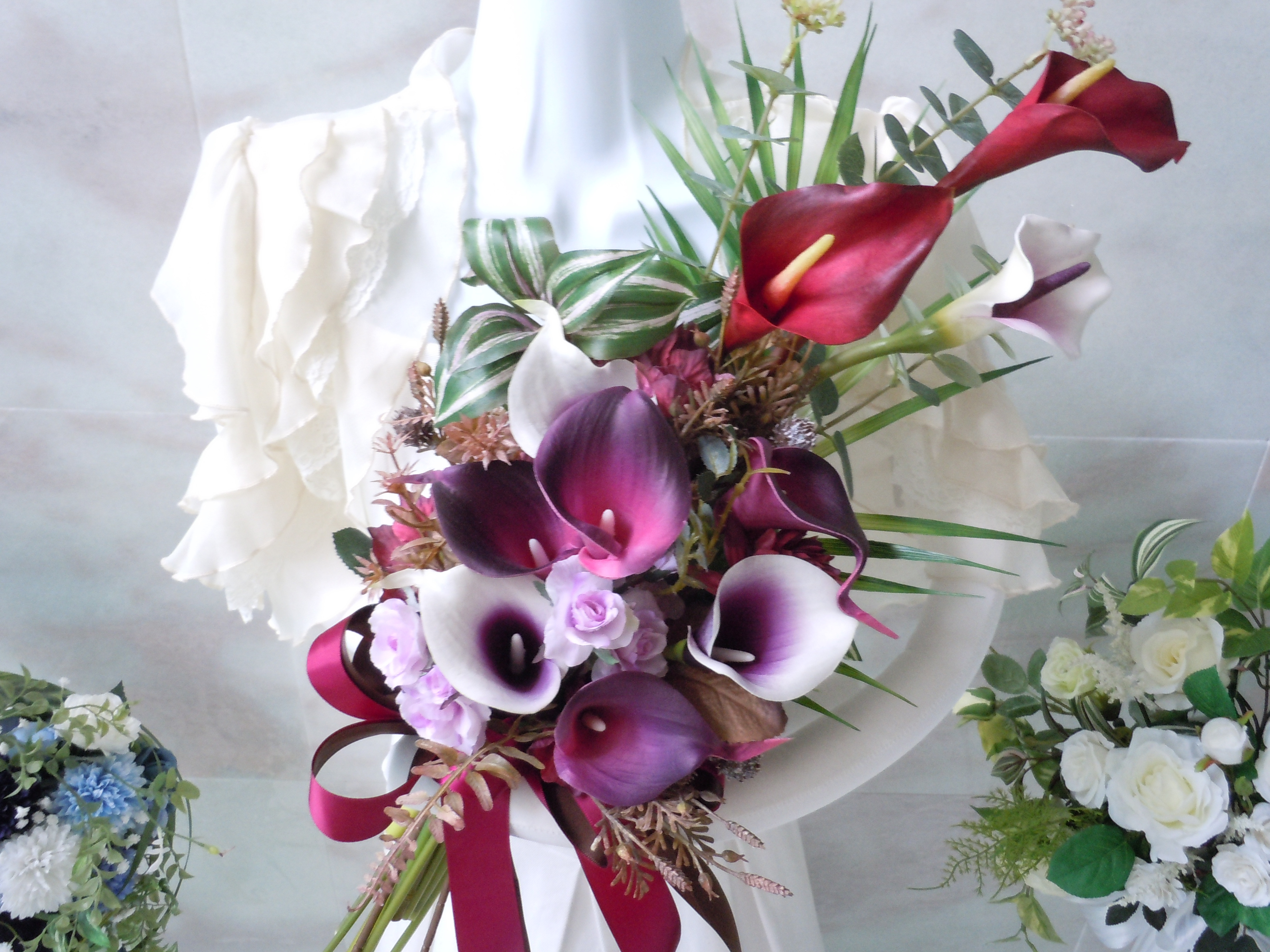 ◆カラーのアームブーケ＊バーガンディ◆クラッチブーケ ダークレッド 花束アレンジ ウエディングブーケ ダークカラー 造花