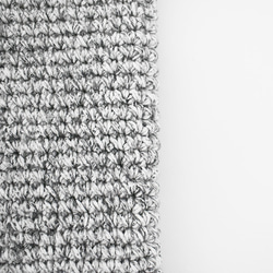 グレーと白のシンプル編み北欧風スマホポーチ 7枚目の画像